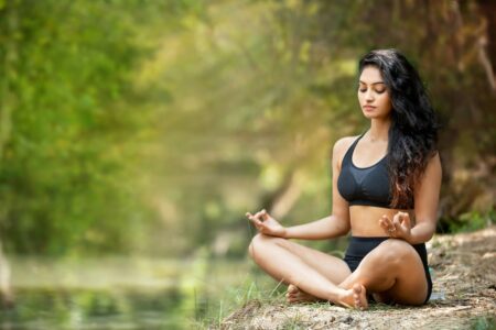 les postures de yoga qui peuvent soulager de l'endométriose